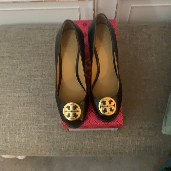 Tory Burch Benton 85MM Peep Toe Wedge - Picture 3 of 9